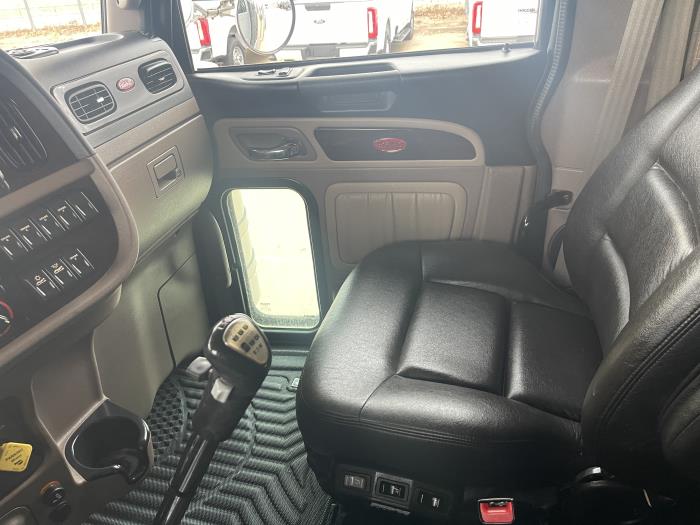 2024 Peterbilt 389-17