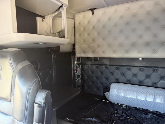 2022 Kenworth W990-28