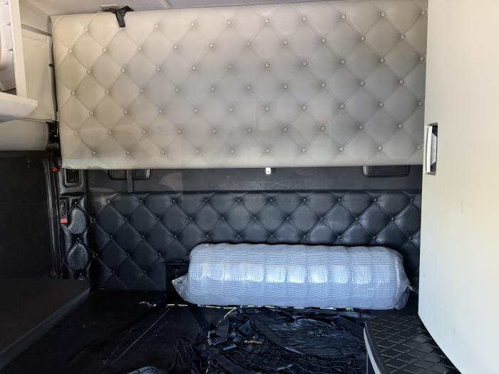 2022 Kenworth W990-29