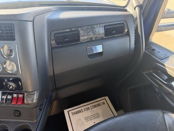 2022 Kenworth W990-33