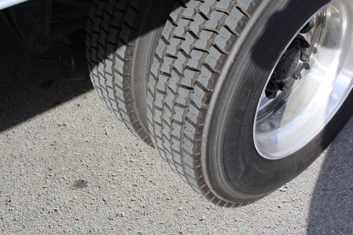 2020 Peterbilt 330-4