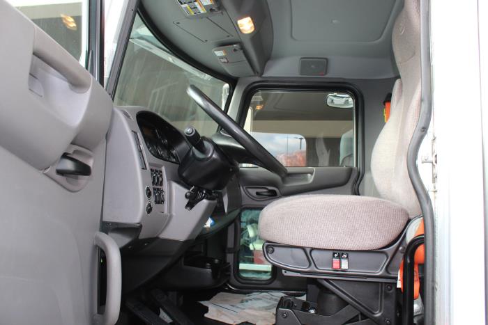 2020 Peterbilt 330-11