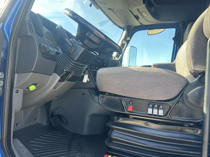 2022 International LT625-8