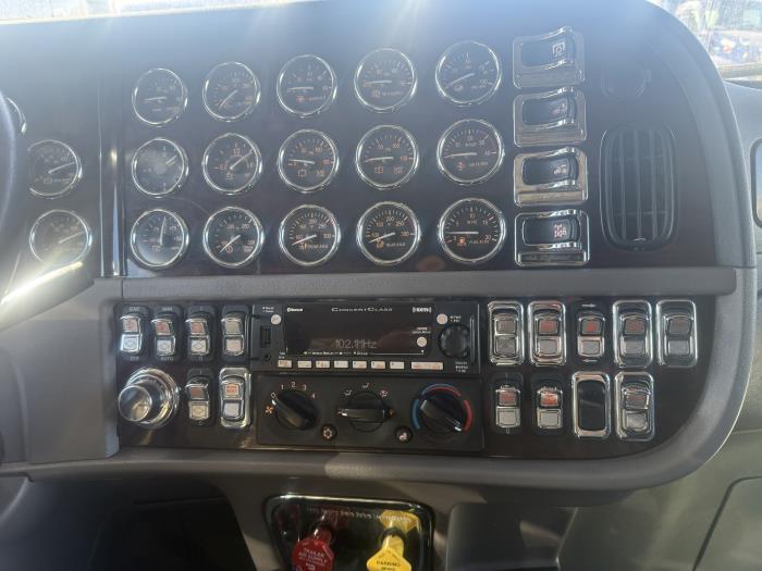 2022 Peterbilt 389-5