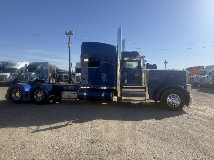 2022 Peterbilt 389-33