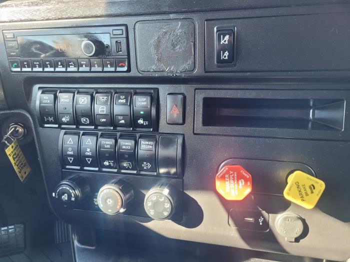 2022 International LT625-14