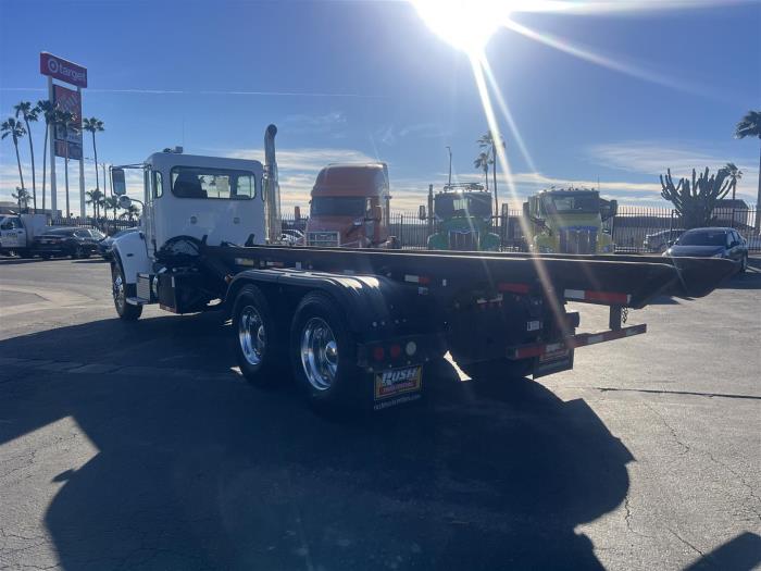 2018 Peterbilt 348-8