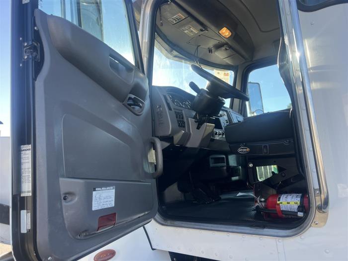 2018 Peterbilt 348-17