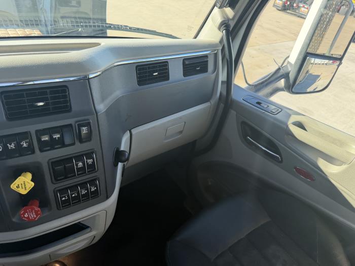 2020 Peterbilt 567-28