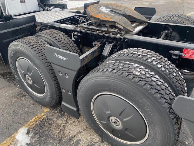 2023 Volvo VNR64T400-5