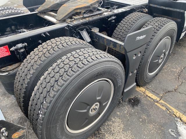 2023 Volvo VNR64T400-7