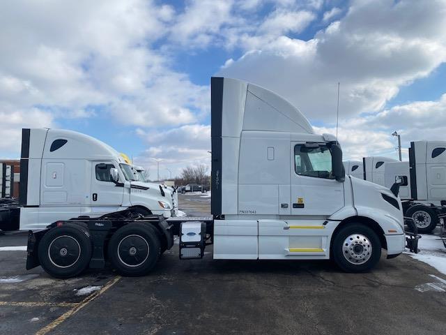 2023 Volvo VNR64T400-8