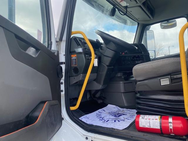 2023 Volvo VNR64T400-15