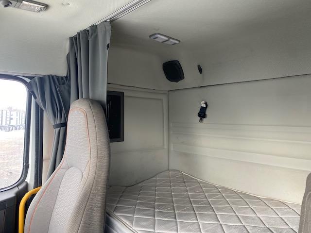 2023 Volvo VNR64T400-23