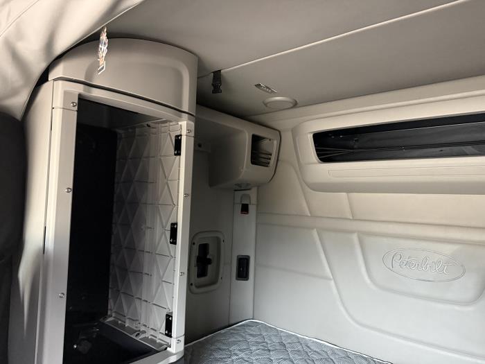 2022 Peterbilt 579-9