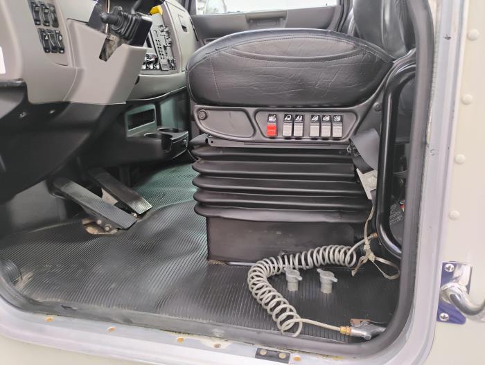 2020 Peterbilt 348-9