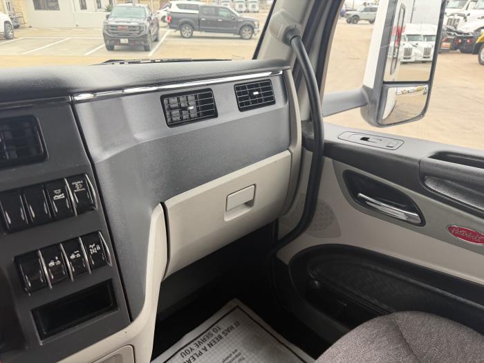 2022 Peterbilt 579-33