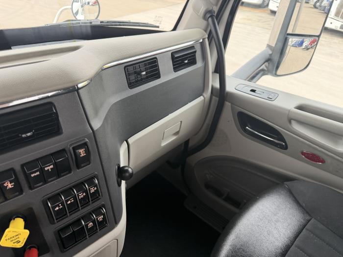 2020 Peterbilt 567-28