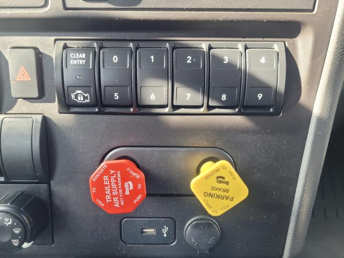 2022 International LT625-16