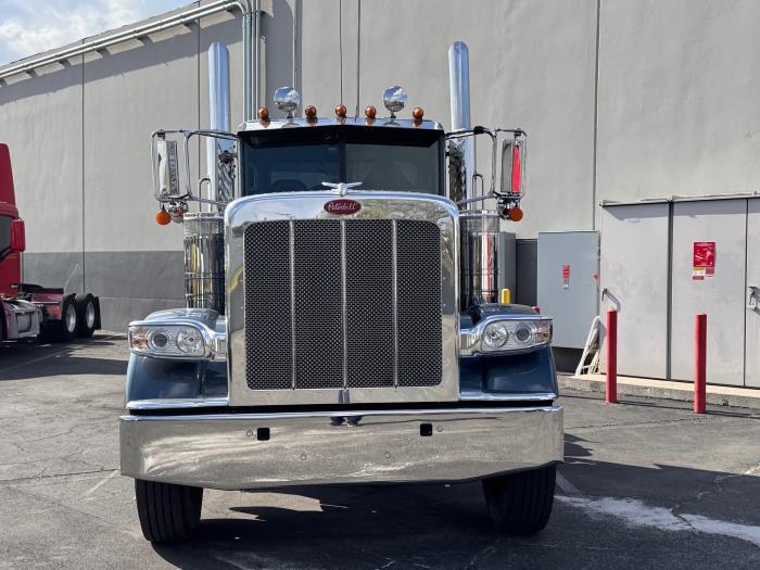 2023 Peterbilt 389-2