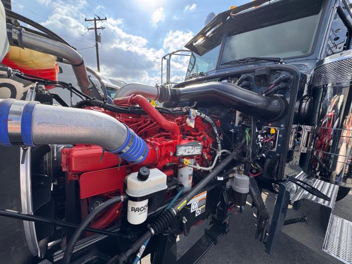 2023 Peterbilt 389-8