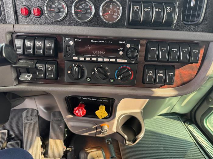 2023 Peterbilt 389-16