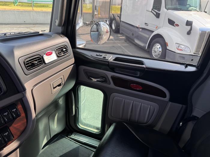 2023 Peterbilt 389-18