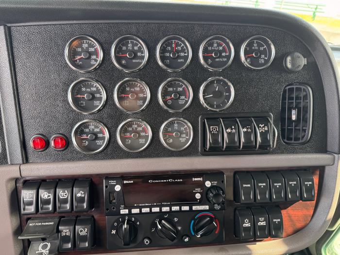 2023 Peterbilt 389-17