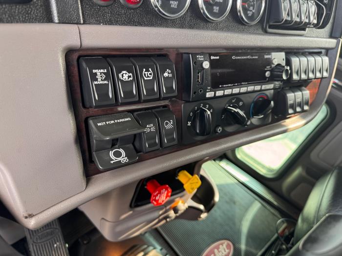 2023 Peterbilt 389-15