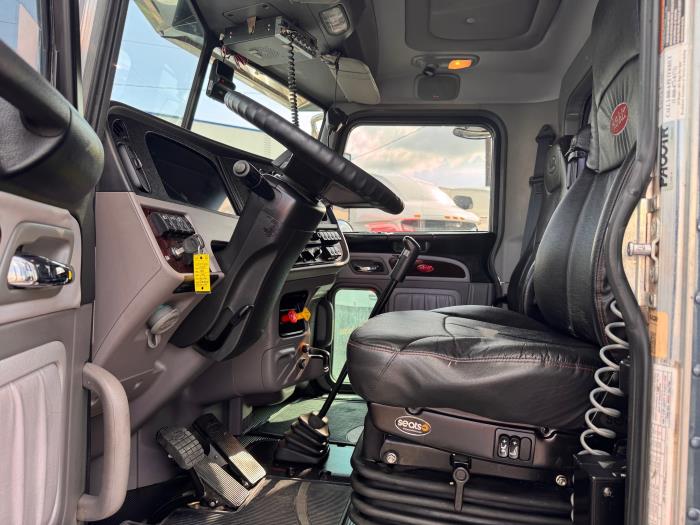 2023 Peterbilt 389-11