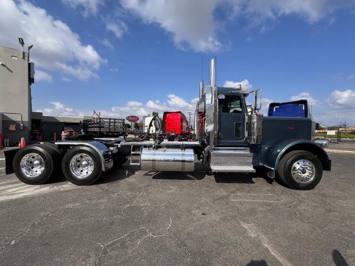 2023 Peterbilt 389-4