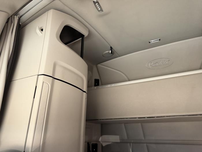 2021 Peterbilt 579-28