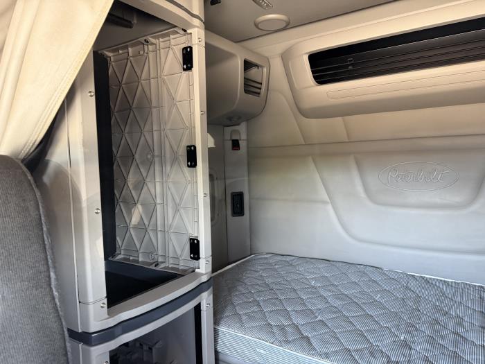 2022 Peterbilt 579-28