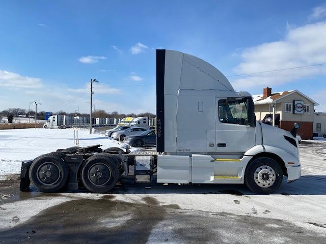 2023 Volvo VNR64T400-8