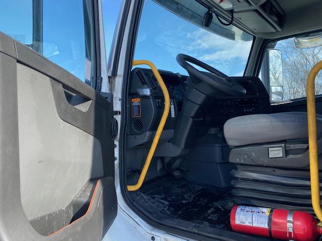 2023 Volvo VNR64T400-15