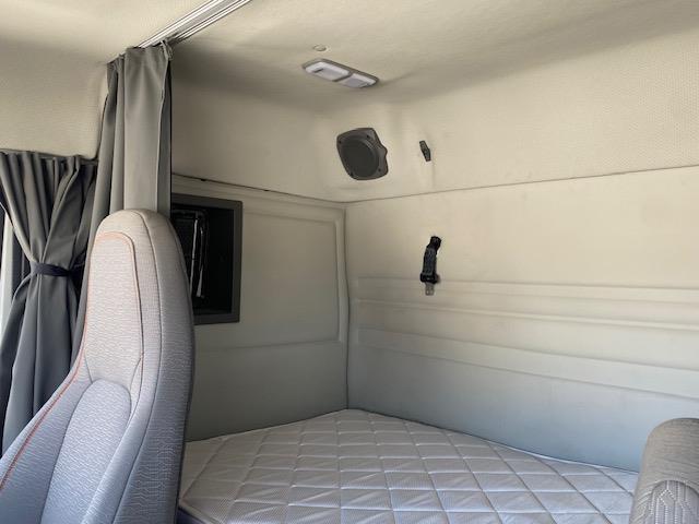 2023 Volvo VNR64T400-23