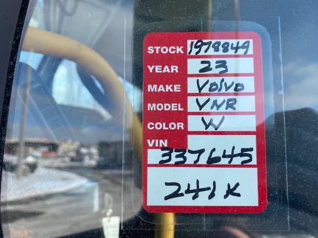 2023 Volvo VNR64T400-32