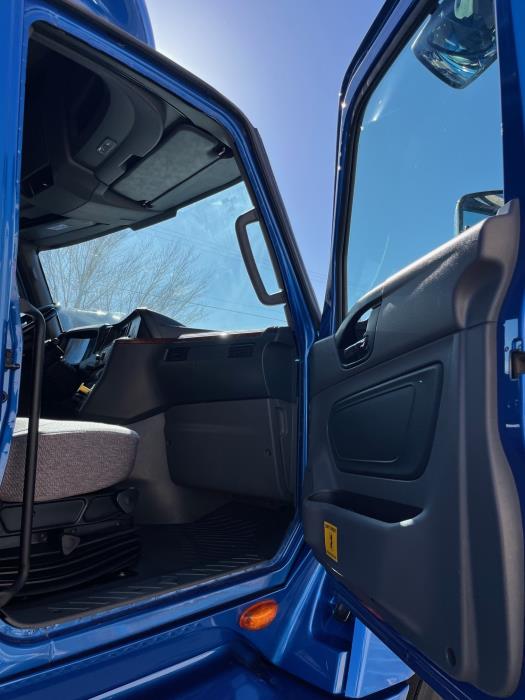 2022 International LT625-14