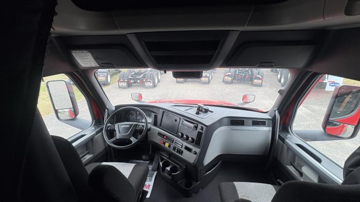 2022 Freightliner Cascadia-18