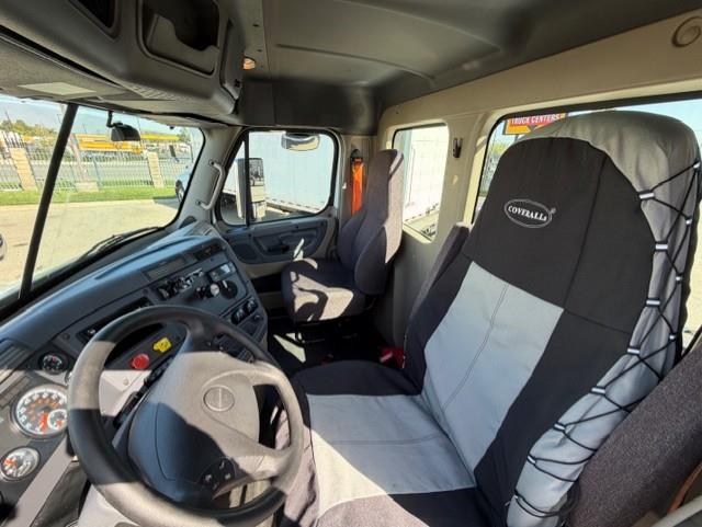 2019 Freightliner Cascadia-14