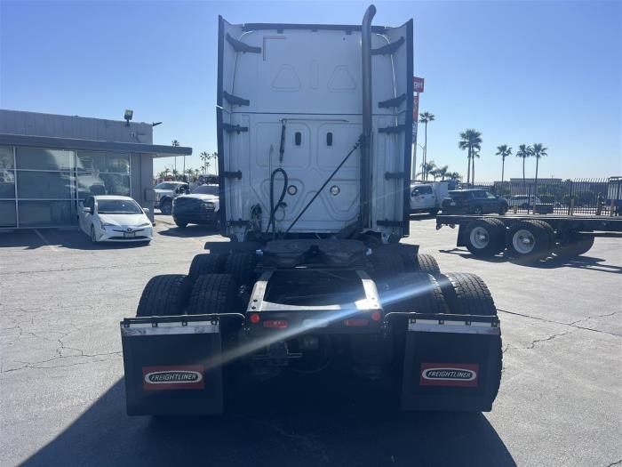 2019 Freightliner Cascadia-6