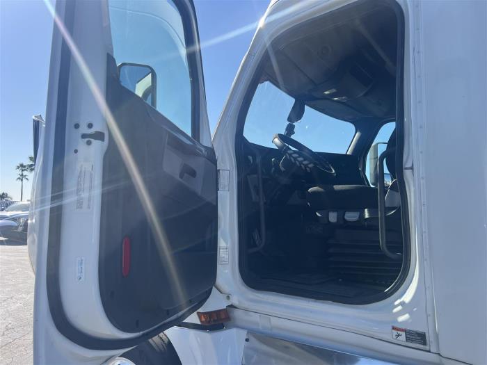 2019 Freightliner Cascadia-12