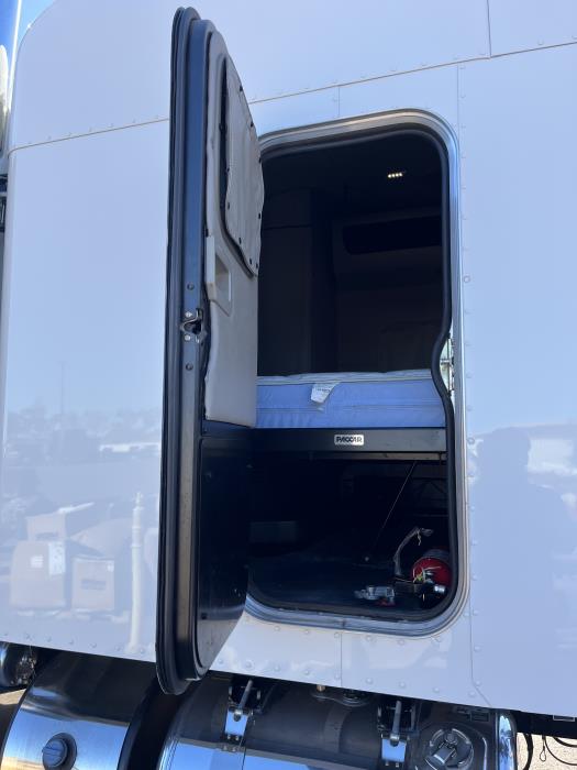 2021 Peterbilt 567-8