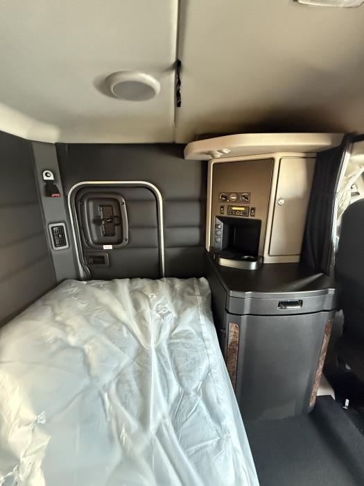 2027 Peterbilt 589-28