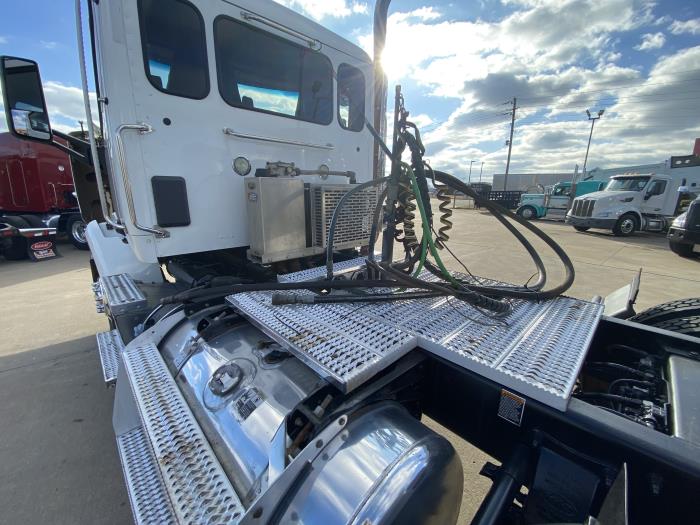 2020 Peterbilt 567-4