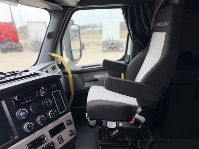 2021 Freightliner Cascadia-21