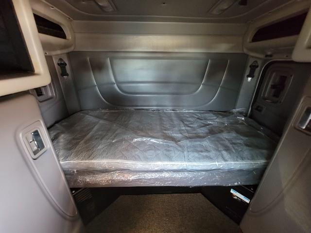 2022 Peterbilt 389-16