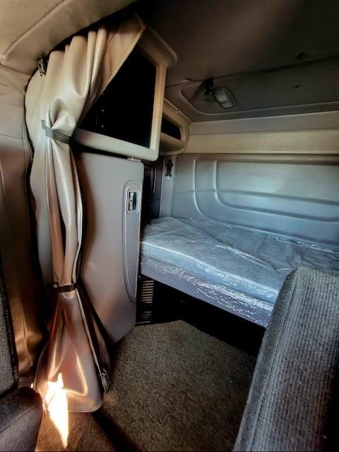 2022 Peterbilt 389-17