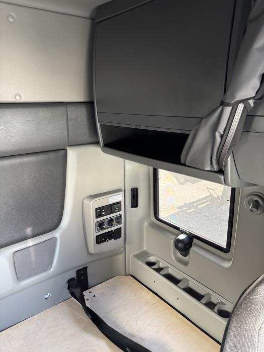 2022 International LT625-14