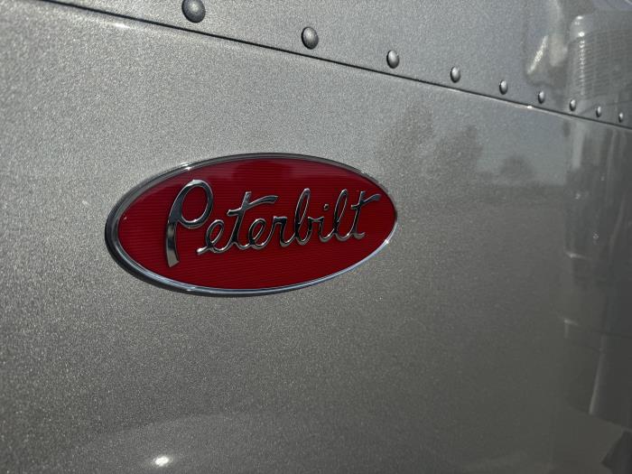 2027 Peterbilt 589-4